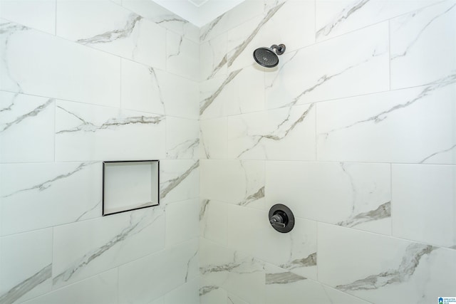 bathroom featuring a tile shower