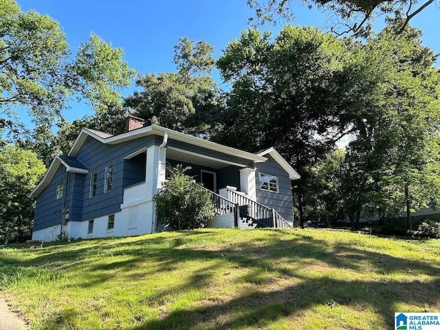 view of front of property featuring a front yard