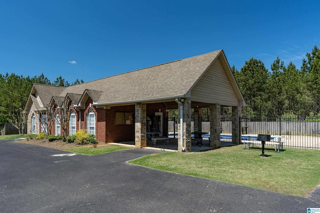 view of front facade with a front lawn