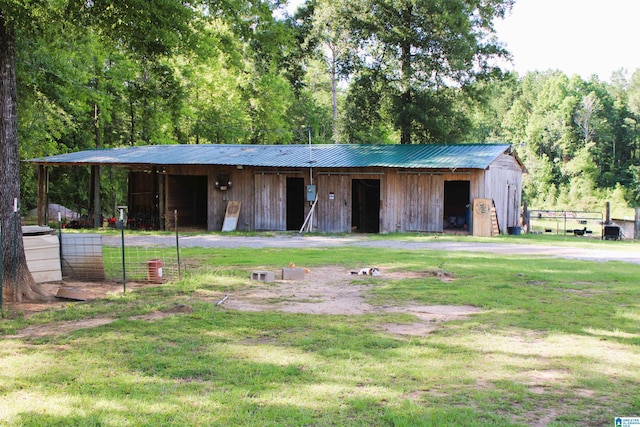 view of front facade featuring an outdoor structure and a front lawn