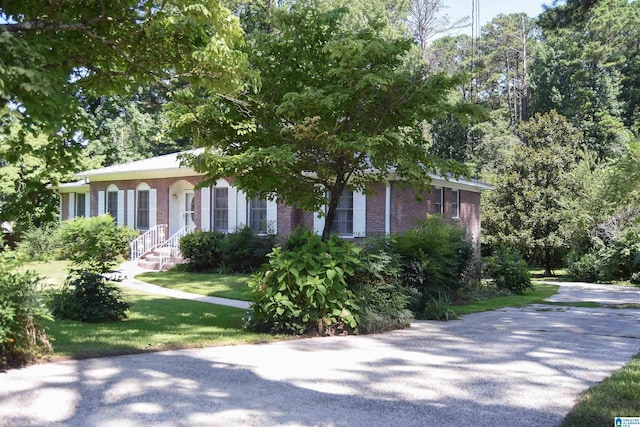 view of front facade featuring a front lawn