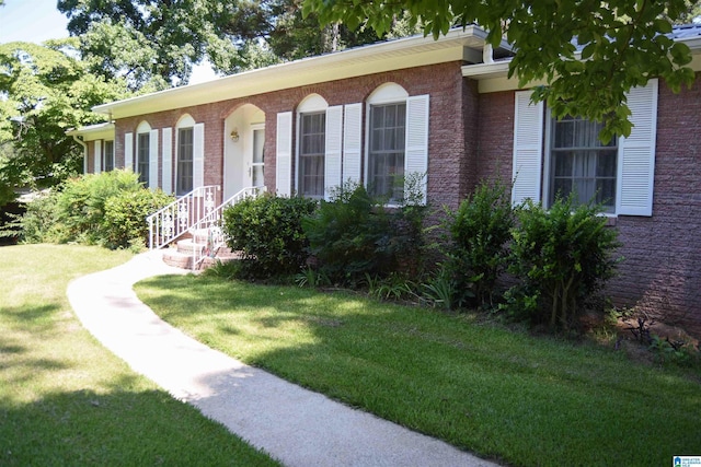 ranch-style house featuring a front yard