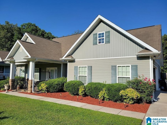 view of front facade with covered porch and a front lawn