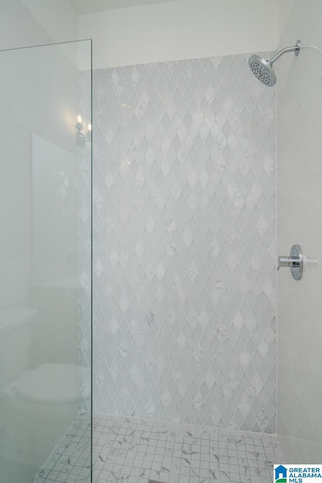 bathroom featuring a tile shower