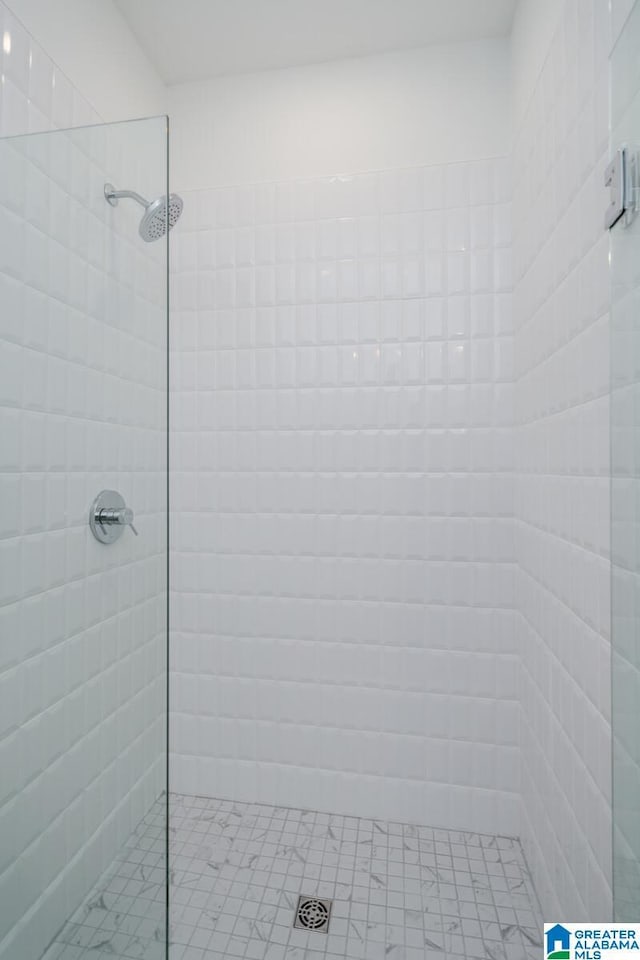 bathroom featuring tiled shower