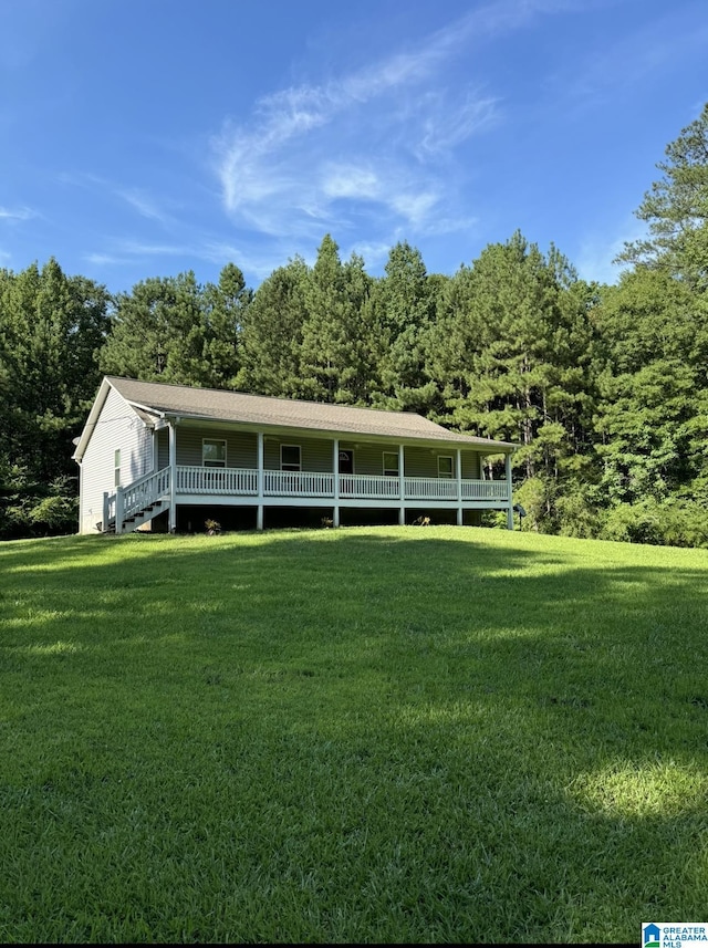 view of front of property with a front yard