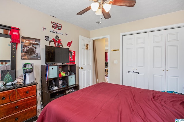 bedroom featuring a ceiling fan, a closet, and a textured ceiling