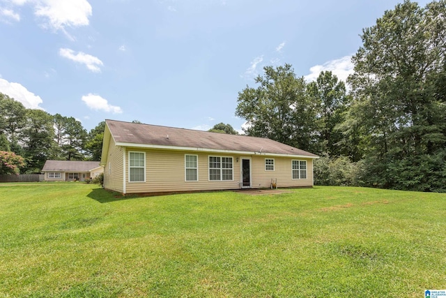 view of front of house featuring a front lawn