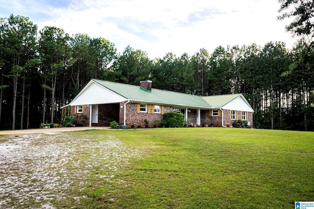 ranch-style home featuring a front lawn