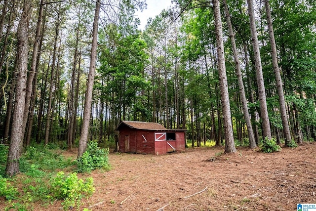 view of yard with an outbuilding