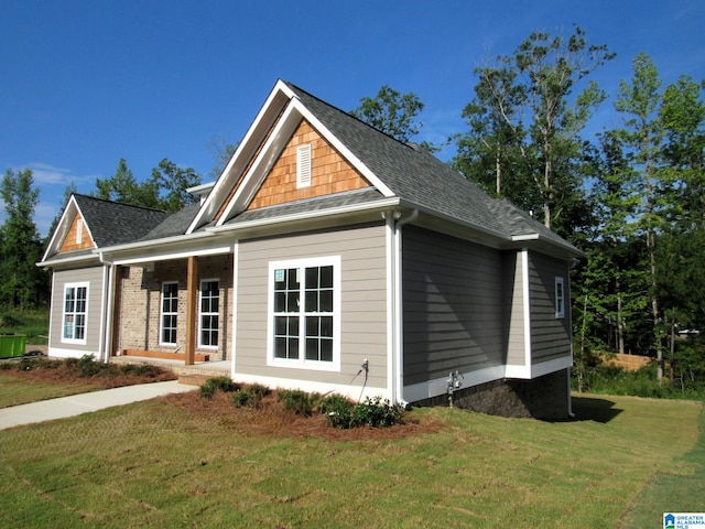 view of front of house featuring a front lawn