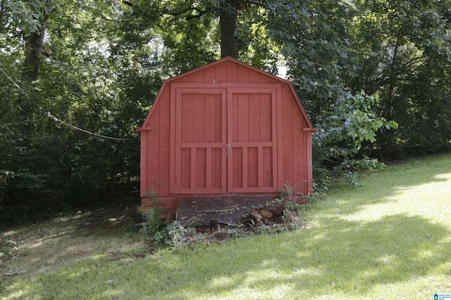 view of outdoor structure featuring a yard