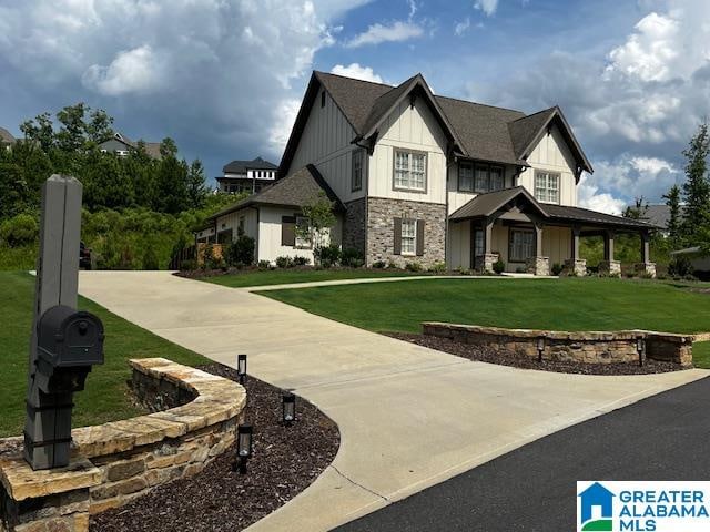 view of front of property featuring a front yard