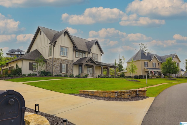 view of front facade featuring a front lawn