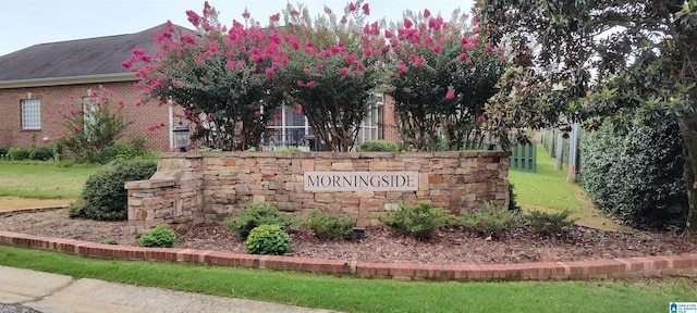 community sign with a lawn