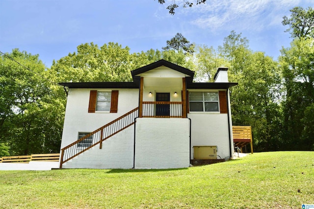 view of front of house featuring a front lawn