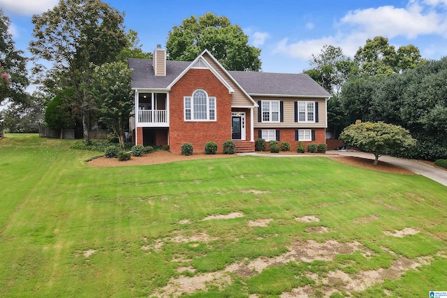 bi-level home featuring a front yard