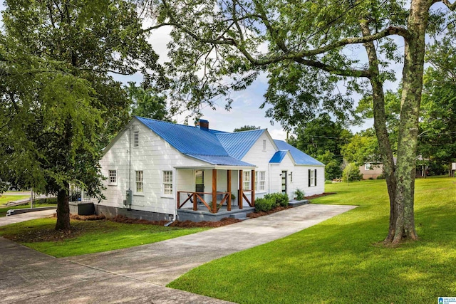 view of front facade with covered porch and a front lawn