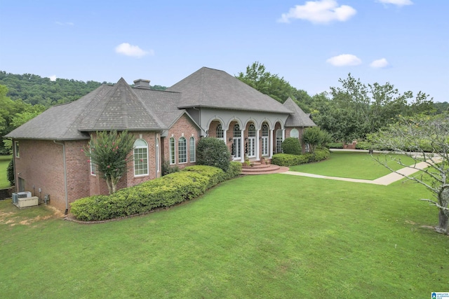 view of front of property with a front yard