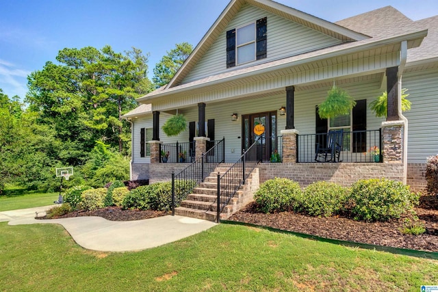 view of front facade featuring a front yard and a porch