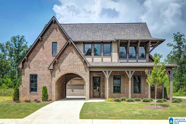 view of front facade featuring a front lawn