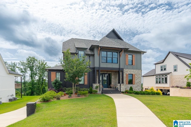 view of front facade featuring a front yard