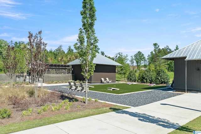 view of yard with an outbuilding