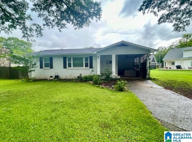 view of front of house with a carport and a front yard