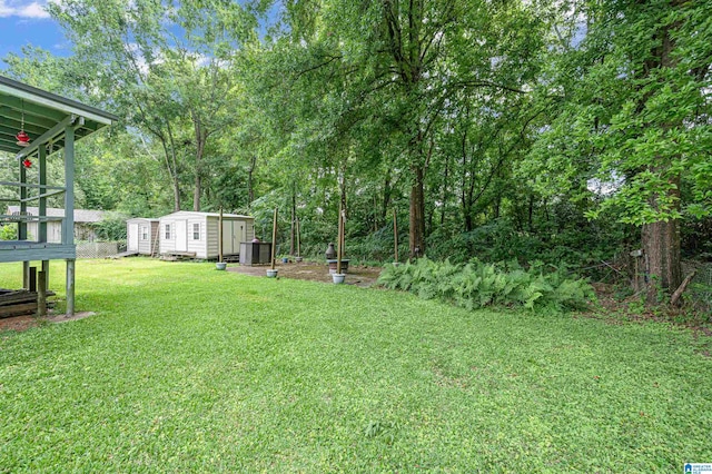 view of yard featuring a shed