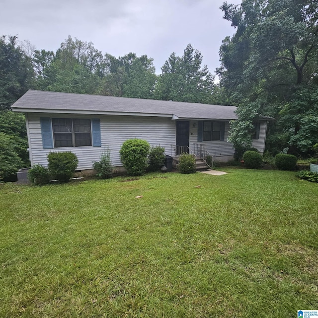 ranch-style home featuring a front lawn