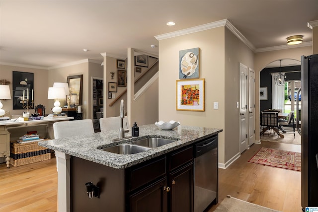 kitchen with appliances with stainless steel finishes, sink, a center island with sink, and light hardwood / wood-style flooring