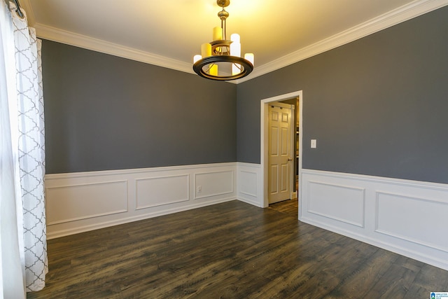 empty room with an inviting chandelier, ornamental molding, and dark hardwood / wood-style floors