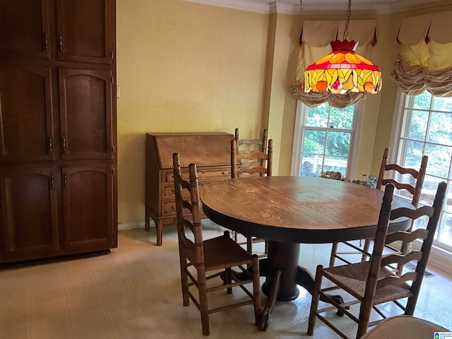 dining area with ornamental molding