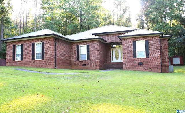 ranch-style home featuring crawl space, brick siding, and a front yard