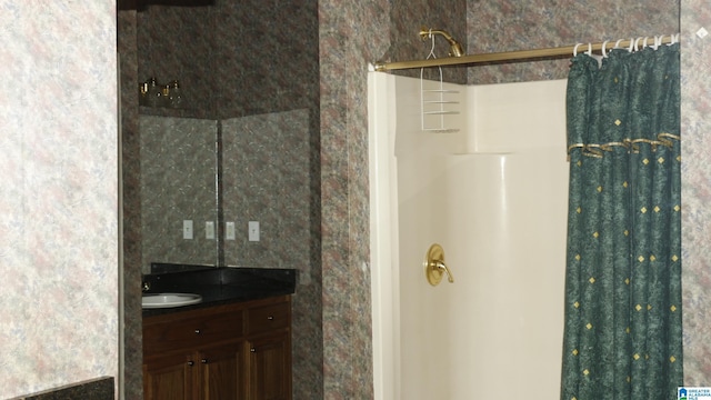 full bath featuring vanity and a shower with shower curtain