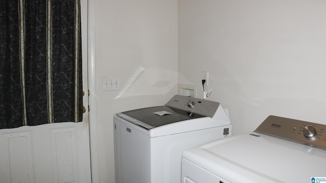 washroom with laundry area and washing machine and dryer