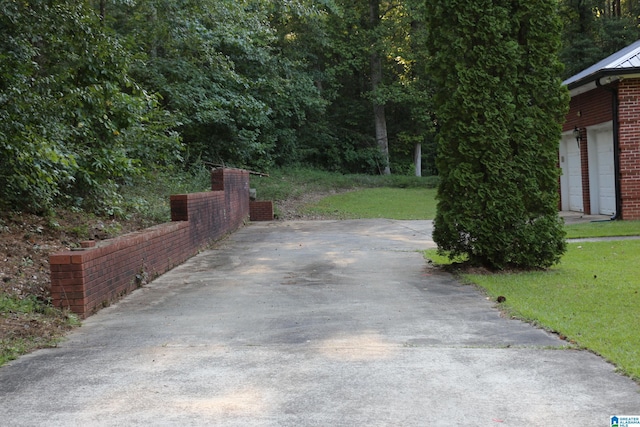 view of gate featuring a lawn