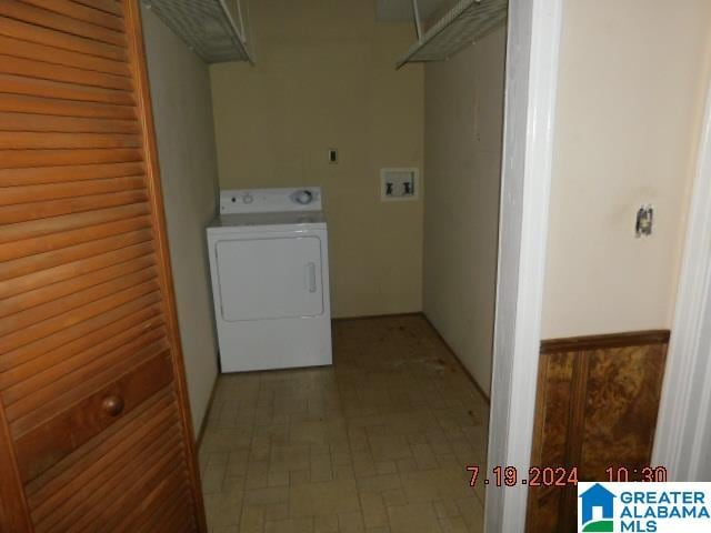 laundry room featuring washer / dryer and tile patterned floors