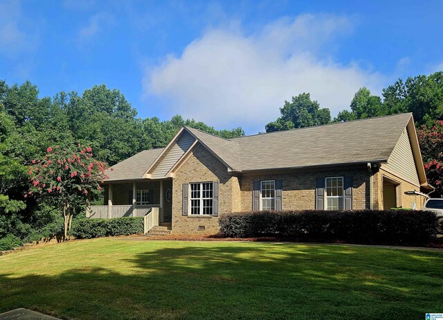 view of front facade featuring a front yard