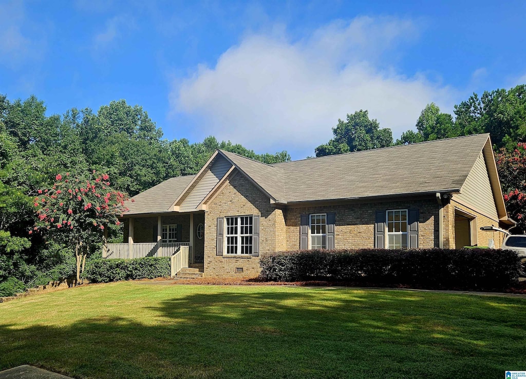 view of front of home featuring a front lawn