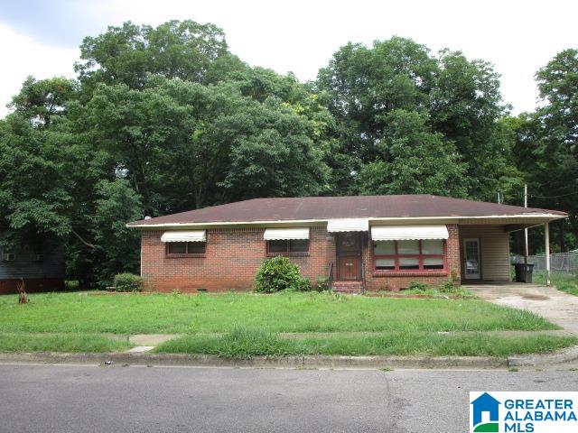 view of front of property with a front lawn