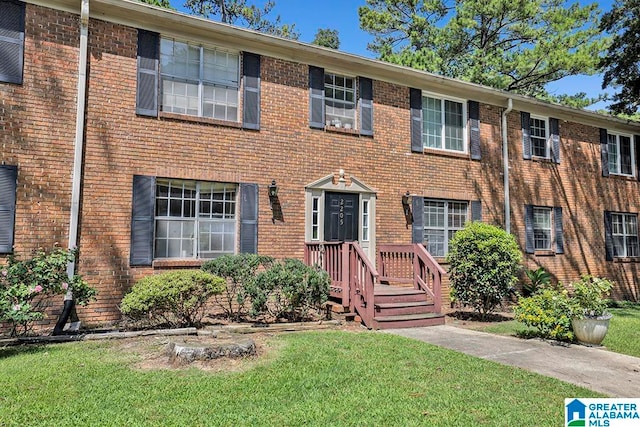 view of front of house featuring a front yard