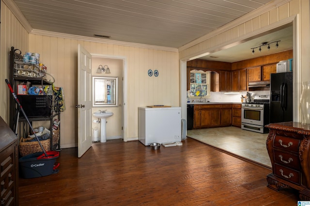 kitchen featuring crown molding, sink, black appliances, and dark wood-type flooring