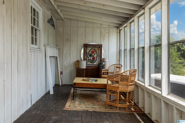 sunroom with vaulted ceiling