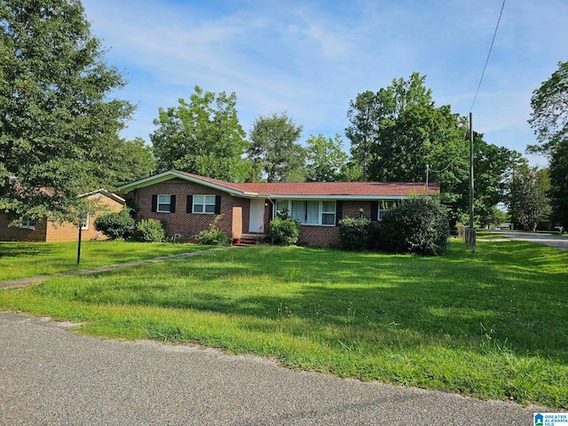 ranch-style home with a front yard