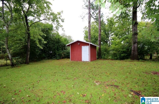 view of yard featuring a storage unit