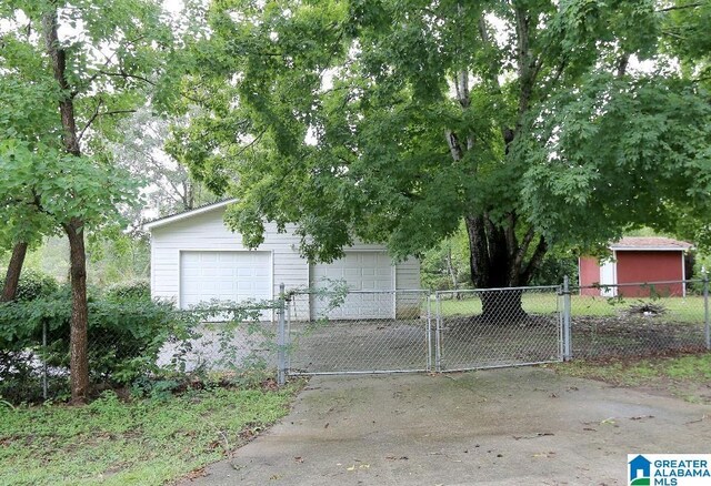 view of front of property featuring an outbuilding