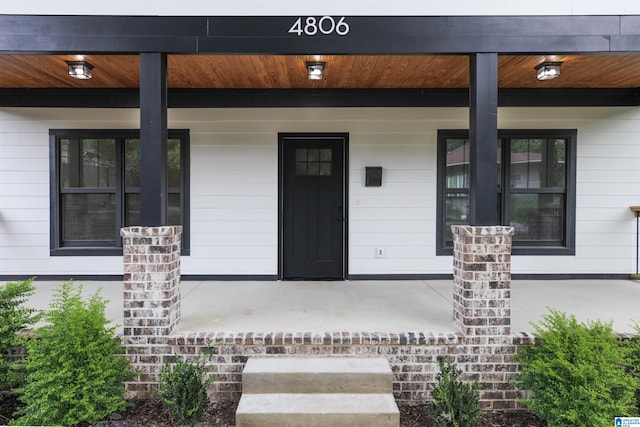 doorway to property with covered porch