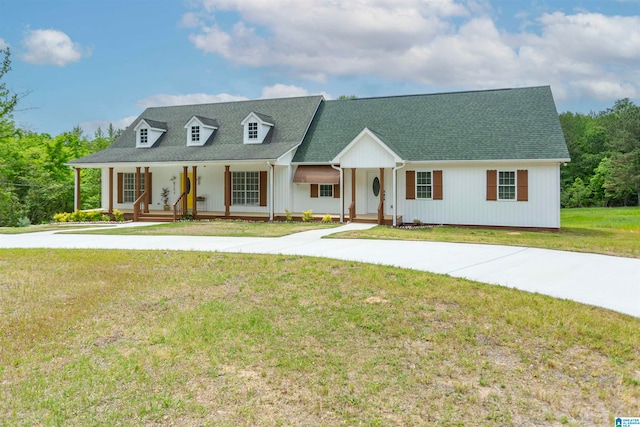 view of front facade featuring a porch and a front lawn