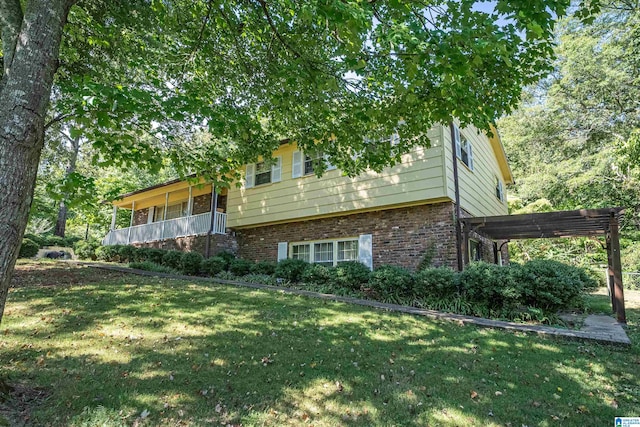 tri-level home featuring a front yard and a pergola